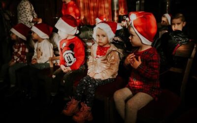 Świąteczne atrakcje dla dzieci – 15 pomysłów na magiczne Mikołajki